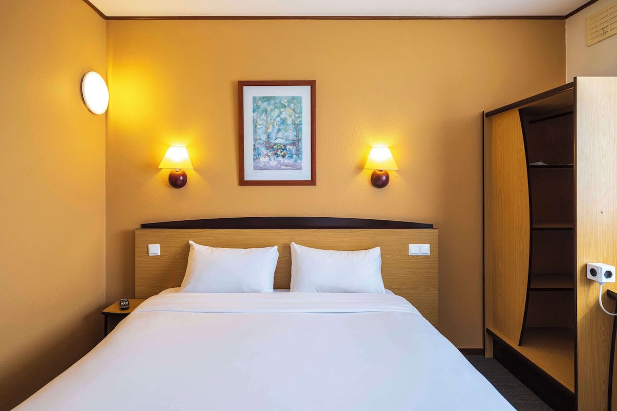 desk, blackout curtains, iron/ironing board, free wifi