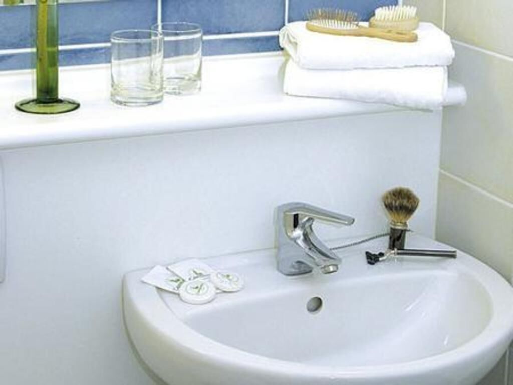 Baño | Tina con regadera, tina profunda, amenidades de baño ecológicas 