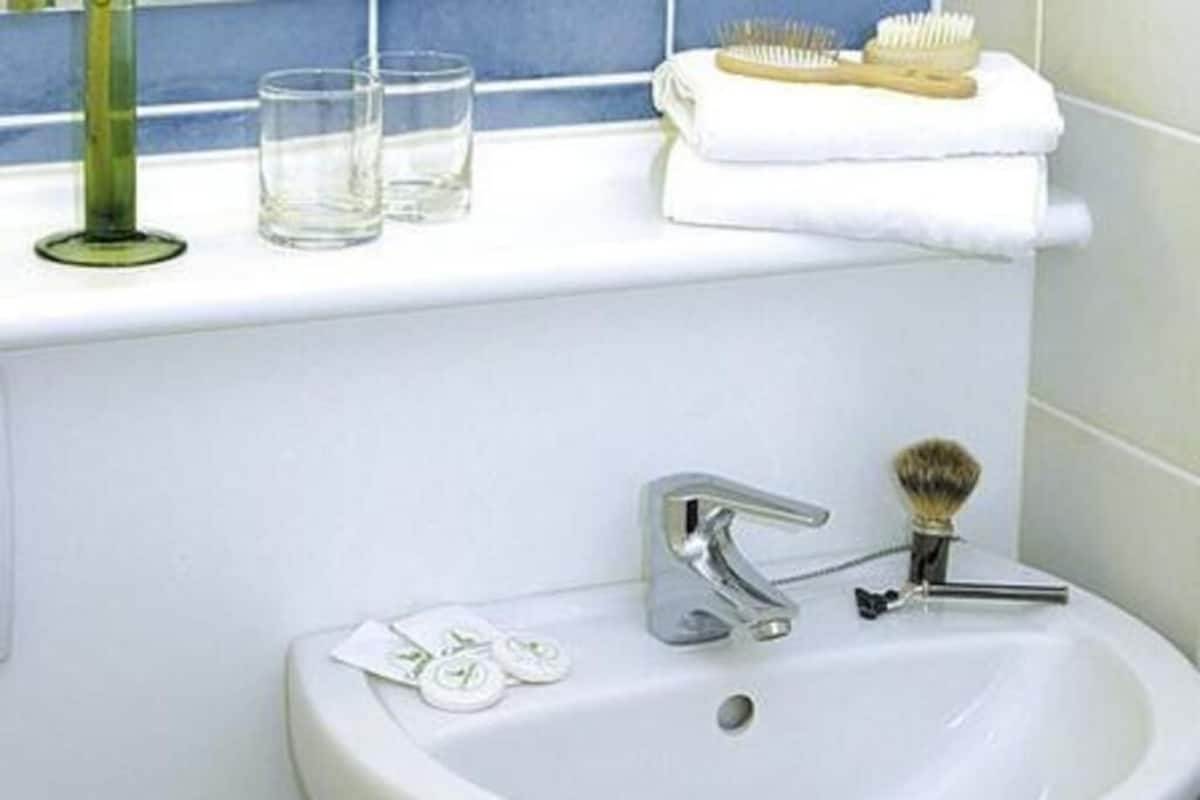 Bathroom | Combined shower/tub, deep soaking tub, eco-friendly toiletries
