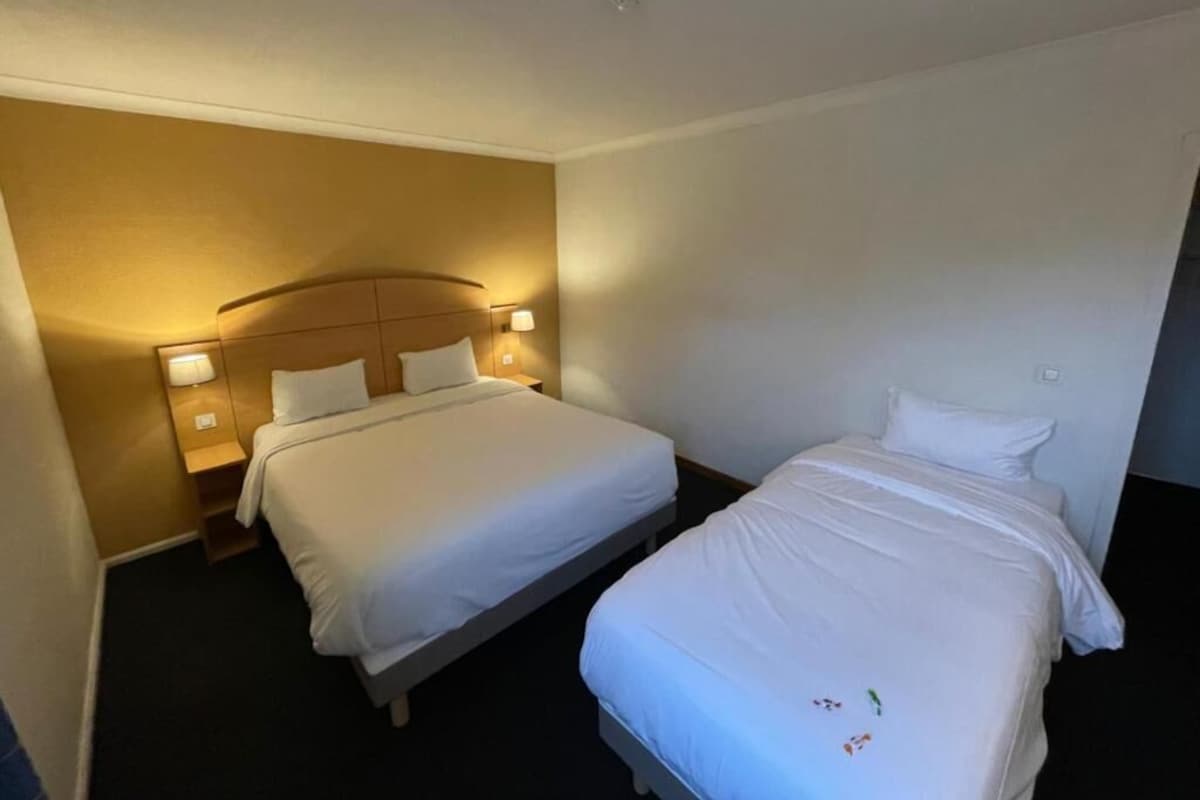 Kamer, meerdere bedden | Een bureau, verduisterende gordijnen, een strijkplank/strijkijzer