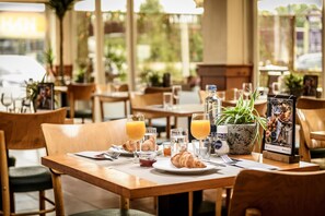 供应早餐、午餐和晚餐