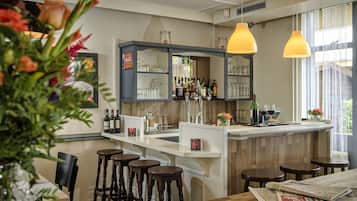 Bar (trong khuôn viên)