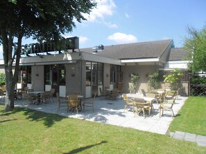 Serviço de café da manhã, almoço, jantar; restaurante ao ar livre