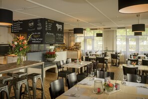 Serviço de café da manhã, almoço, jantar; restaurante ao ar livre