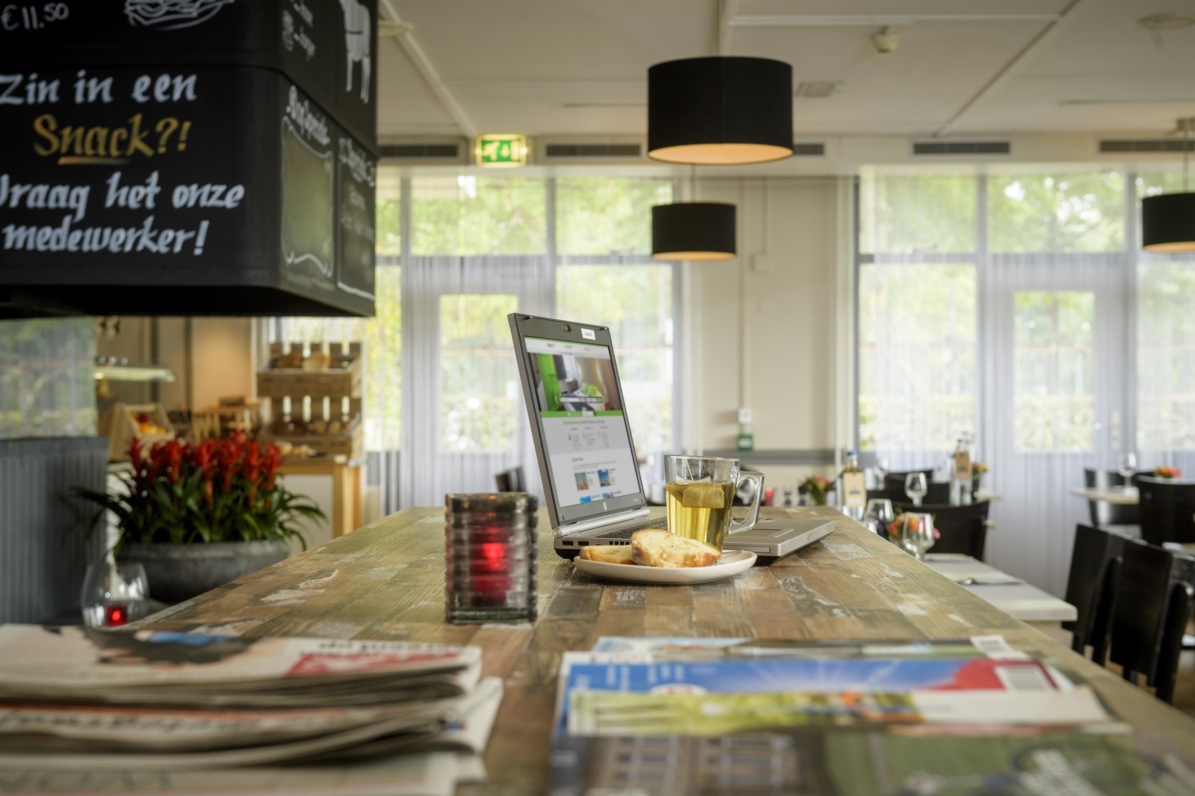 Aperto a colazione, pranzo e cena, con tavoli all'aperto 