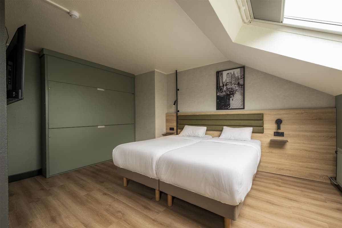 Habitación estándar, varias camas | Escritorio, cortinas opacas, sistema de insonorización