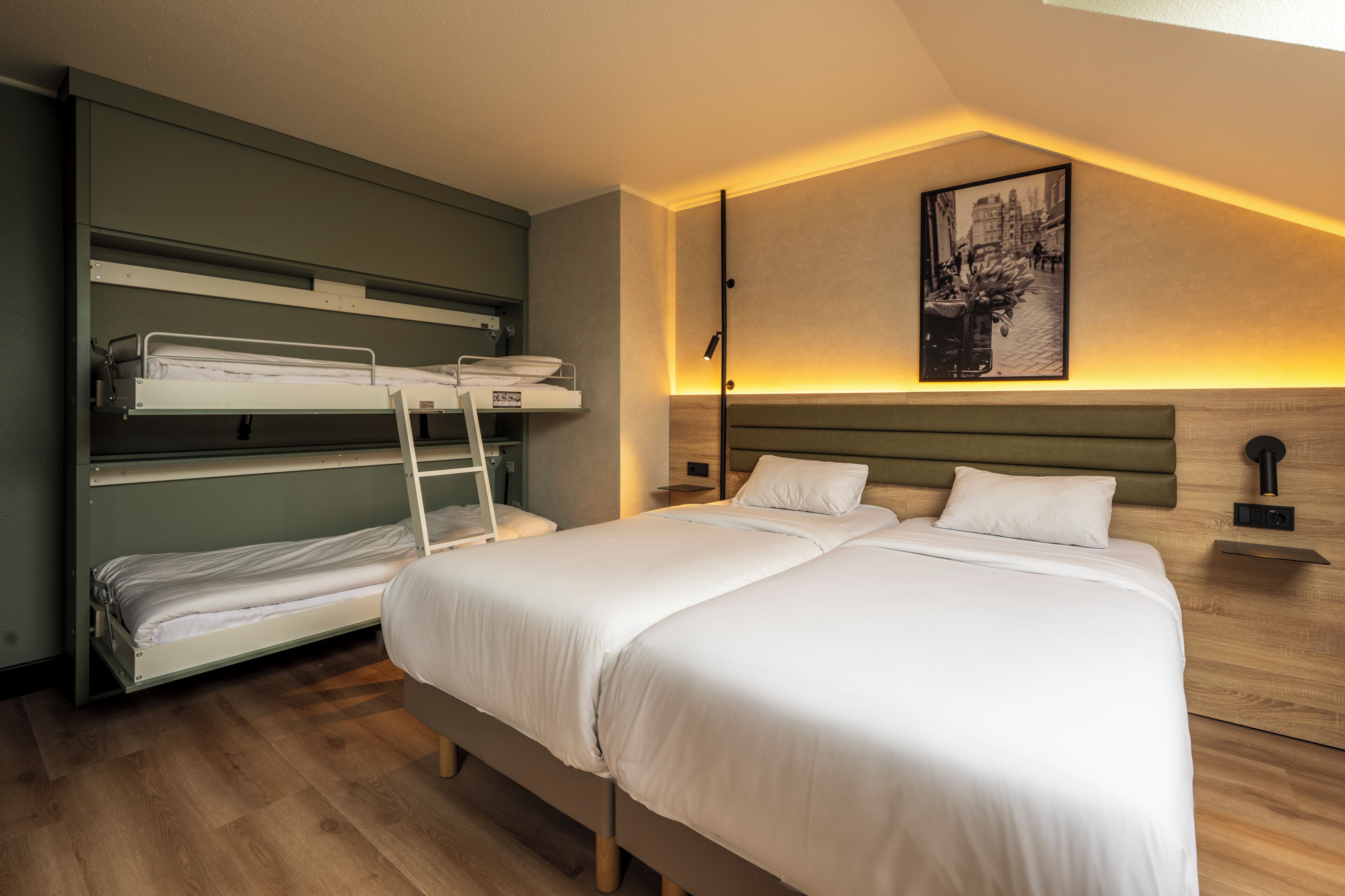 Standaard kamer, Meerdere bedden | Een bureau, verduisterende gordijnen, geluiddichte muren