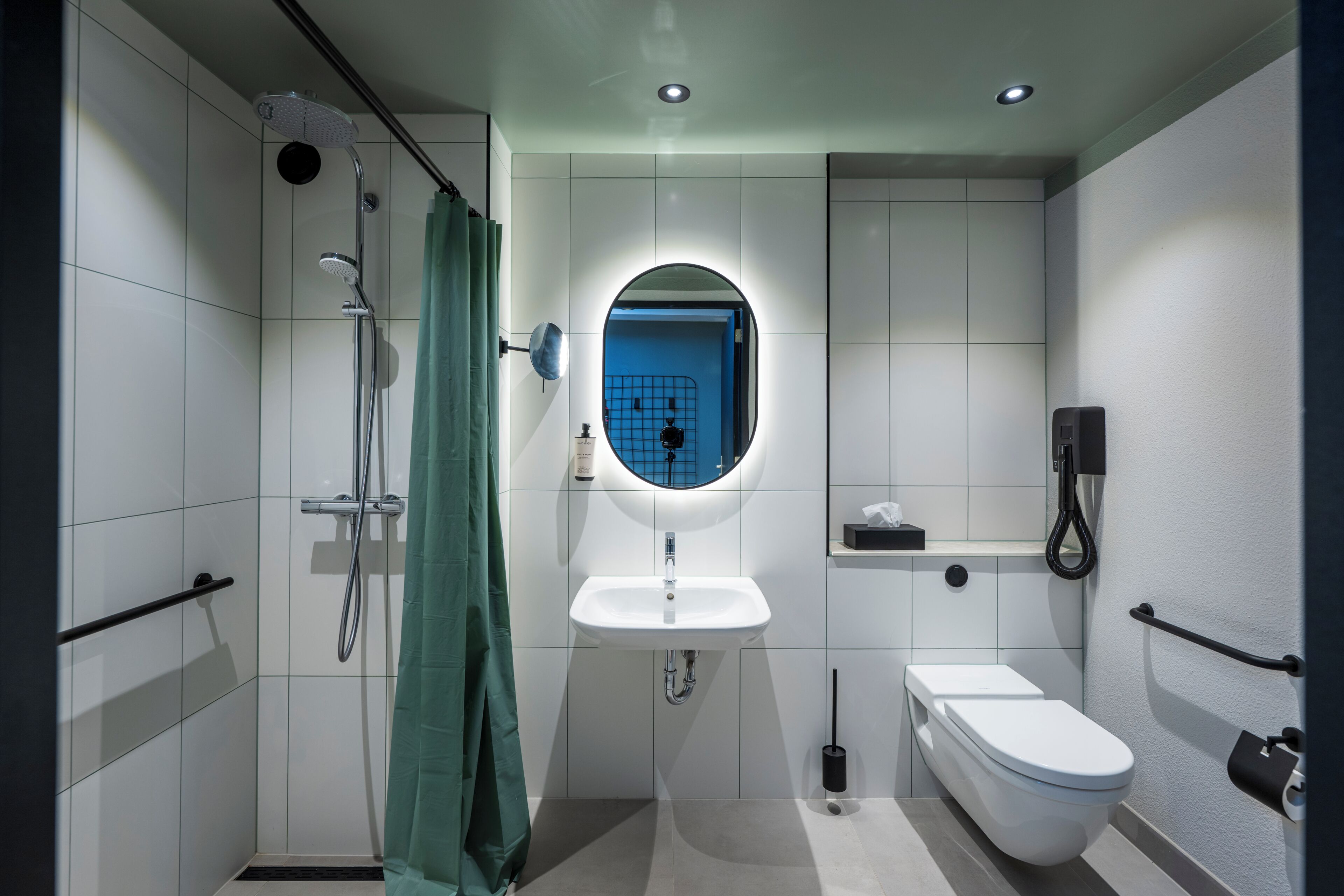 Standard Room, 1 Single Bed | Bathroom | Combined shower/bathtub, eco-friendly toiletries, hair dryer, towels