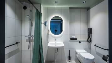 Standard Room, 1 Single Bed | Bathroom | Combined shower/bathtub, eco-friendly toiletries, hair dryer, towels