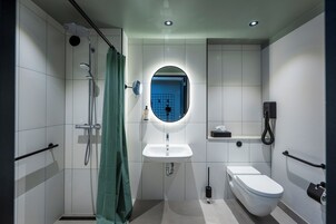 Bañera con ducha, artículos de tocador ecológicos, secador de pelo