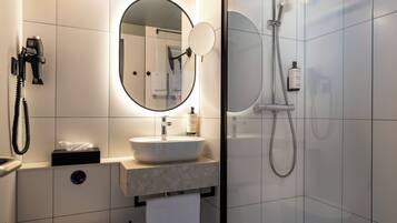 Standard Room, Multiple Beds | Bathroom | Combined shower/tub, eco-friendly toiletries, hair dryer, towels