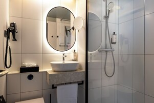 Habitación estándar, varias camas | Baño | Ducha y bañera combinadas y artículos de higiene personal ecológicos