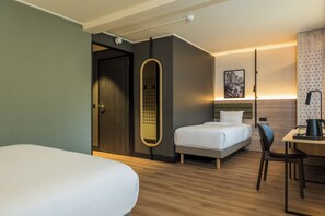 ห้องสแตนดาร์ด (1 Queen Bed 1 Single Bed) | โต๊ะทำงาน, ผ้าม่านกันแสง, ห้องเก็บเสียง, เตารีด/โต๊ะรีดผ้า