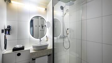 Superior kamer, 1 kingsize bed | Badkamer | Een bad/douchecombinatie, milieuvriendelijke toiletartikelen