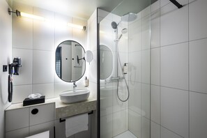 Superior Room, 1 King Bed | Bathroom | Combined shower/bathtub, eco-friendly toiletries, hair dryer, towels - TULIP Hotels & Residences - Zwolle (Zwolle)