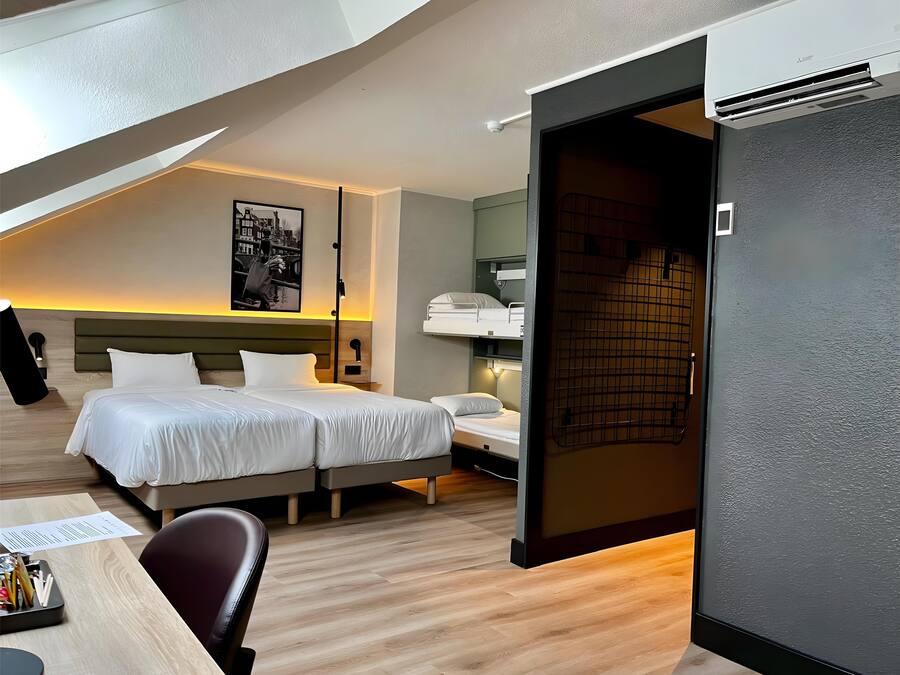 Rom – standard, flere senger | Skrivebord, blendingsgardiner, lydisolert og strykejern/-brett