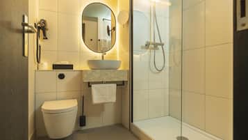 Combined shower/bathtub, eco-friendly toiletries, hair dryer, towels