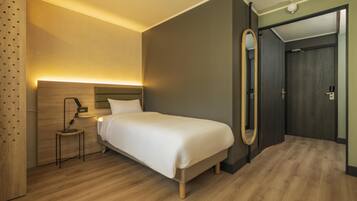 Schreibtisch, Verdunkelungsvorhänge, schallisolierte Zimmer