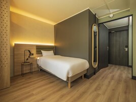 Escritorio, cortinas opacas, sistema de insonorización