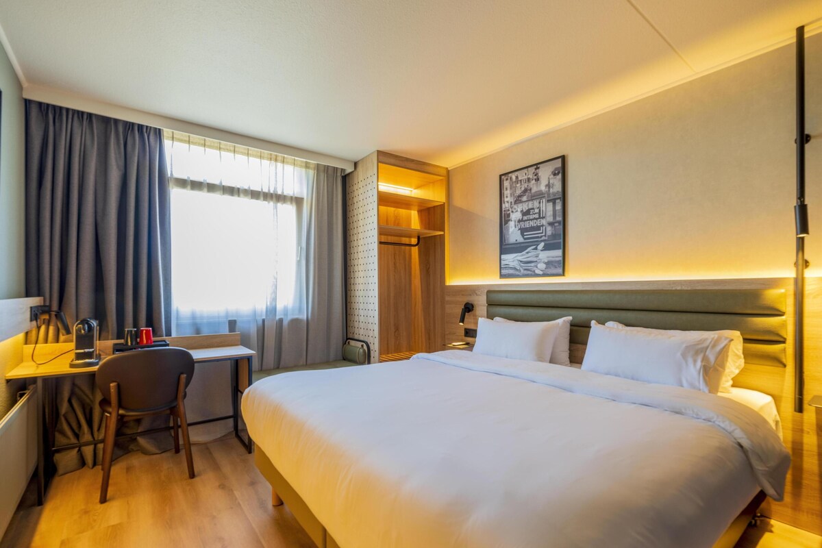 Superior kamer, 1 kingsize bed | Een bureau, verduisterende gordijnen, geluiddichte muren