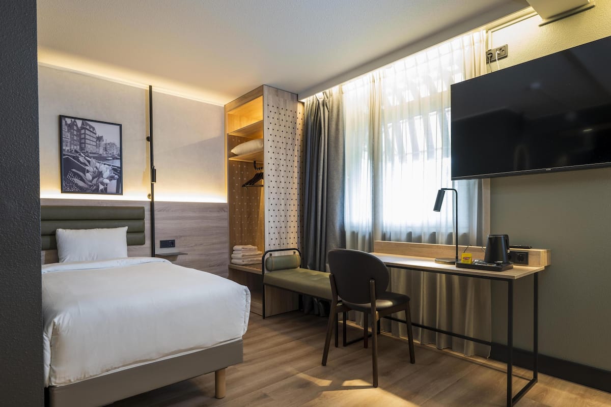 Habitación estándar (1 Queen Bed 1 Single Bed) | Escritorio, cortinas opacas, sistema de insonorización