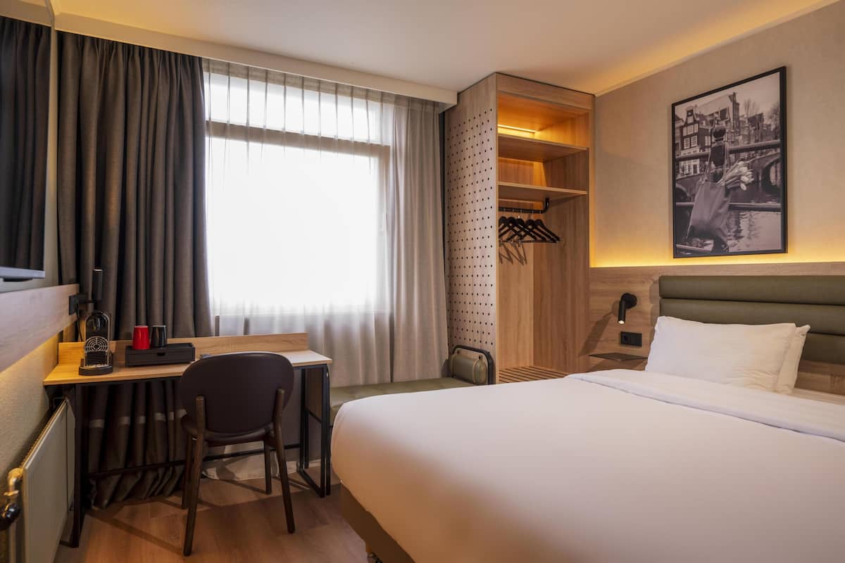 Habitación superior, 1 cama de matrimonio grande | Escritorio, cortinas opacas, sistema de insonorización