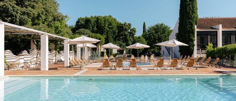 Alberca al aire libre y camastros