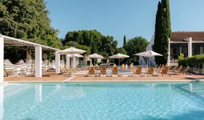 Outdoor pool, pool loungers