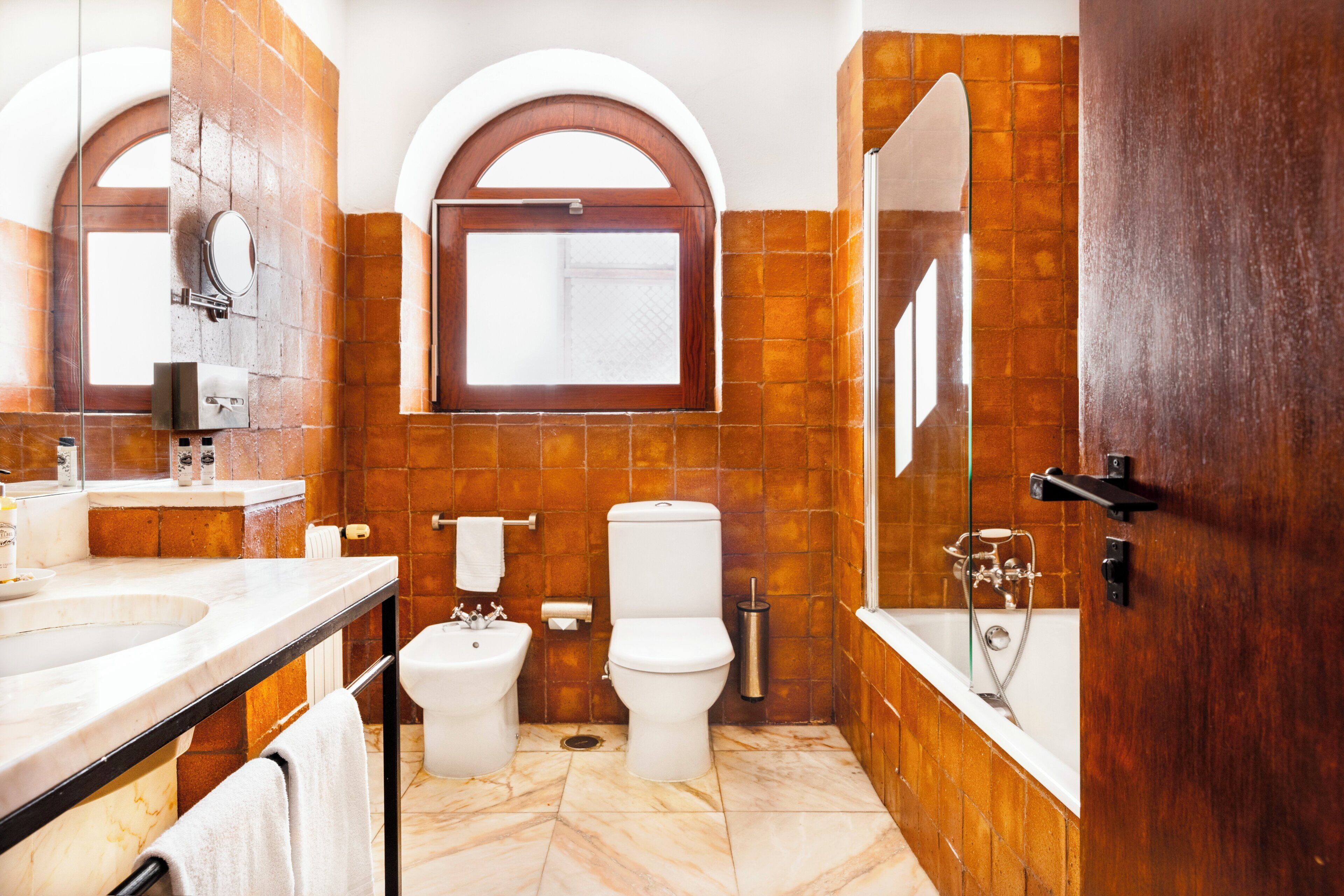 Family Room | Bathroom | Combined shower/tub, eco-friendly toiletries, hair dryer, bidet