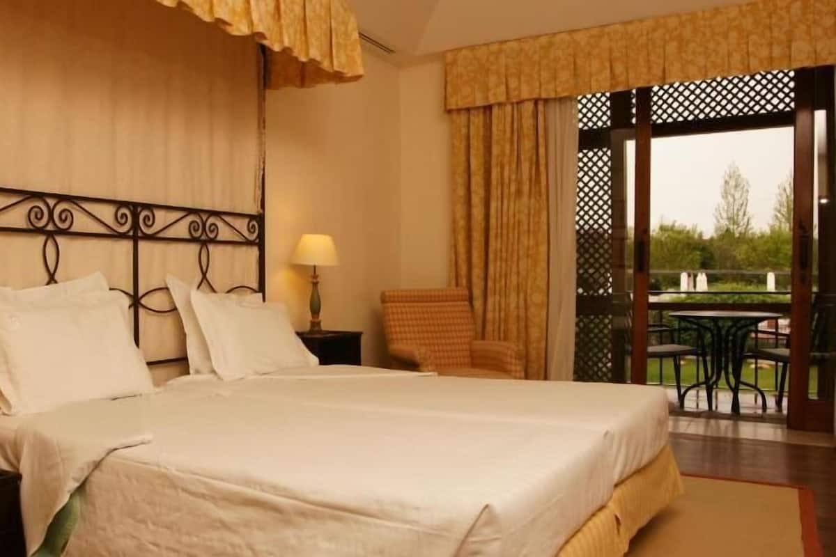 Minibar, coffre-fort, bureau, systĂšme dâinsonorisation