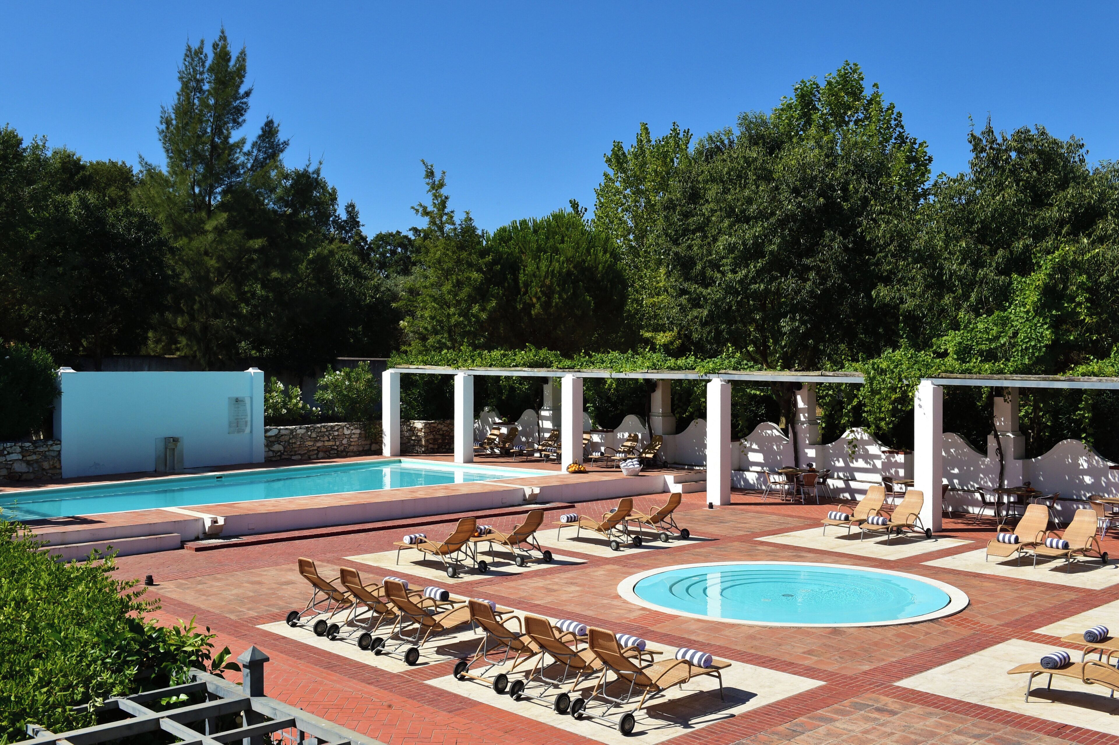 Una piscina al aire libre, tumbonas