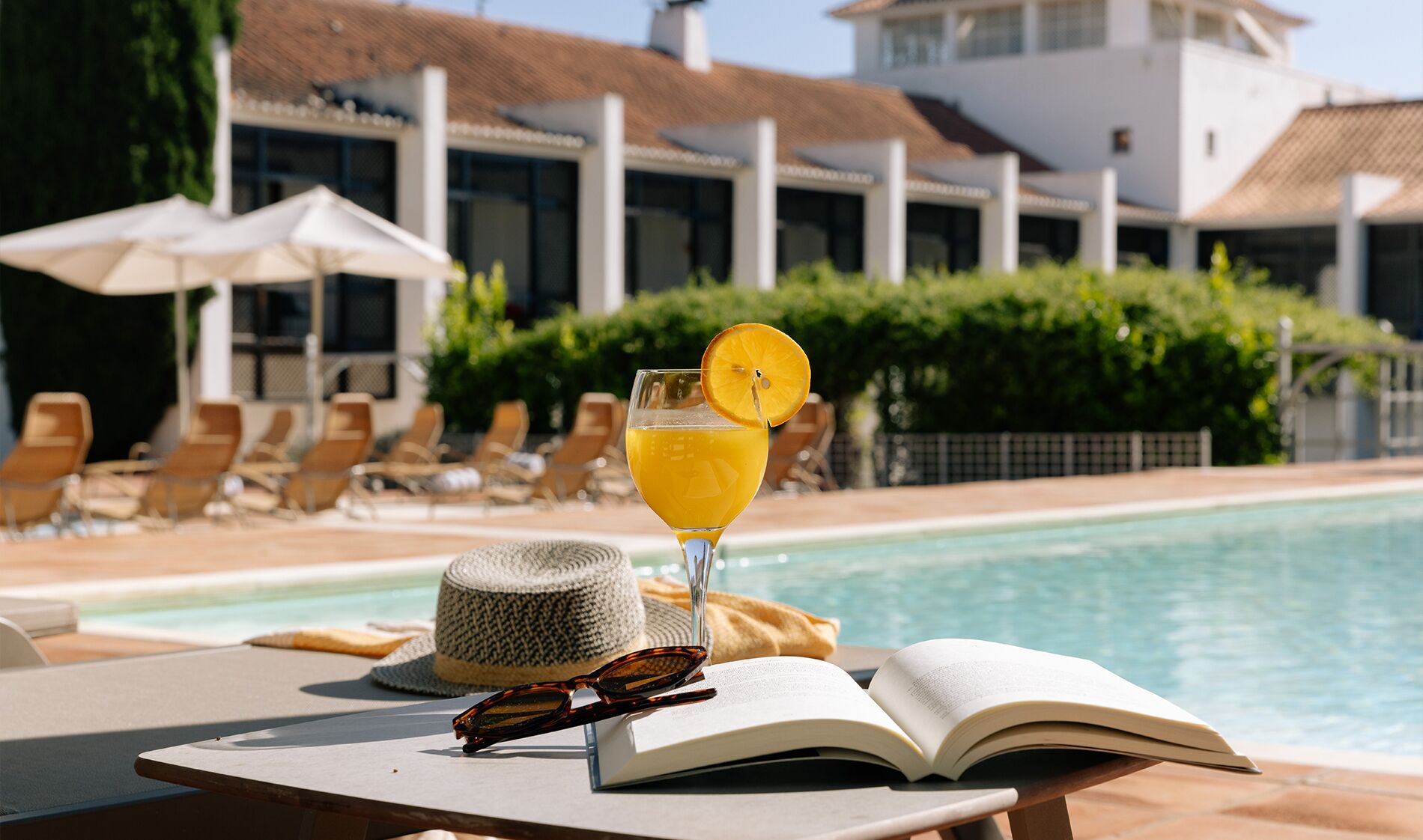 Hồ bơi ngoài trời, ghế dài tắm nắng 