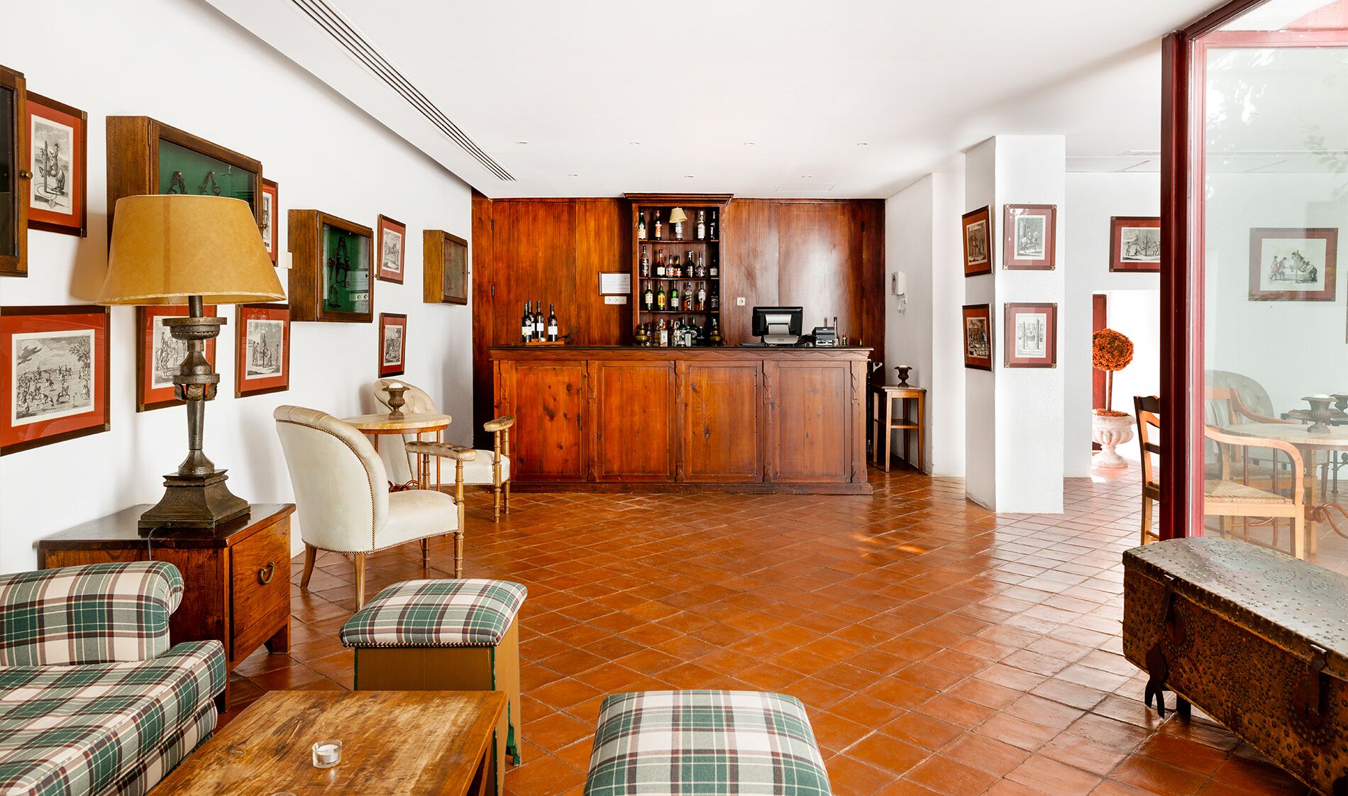 Bar (trong khuôn viên)