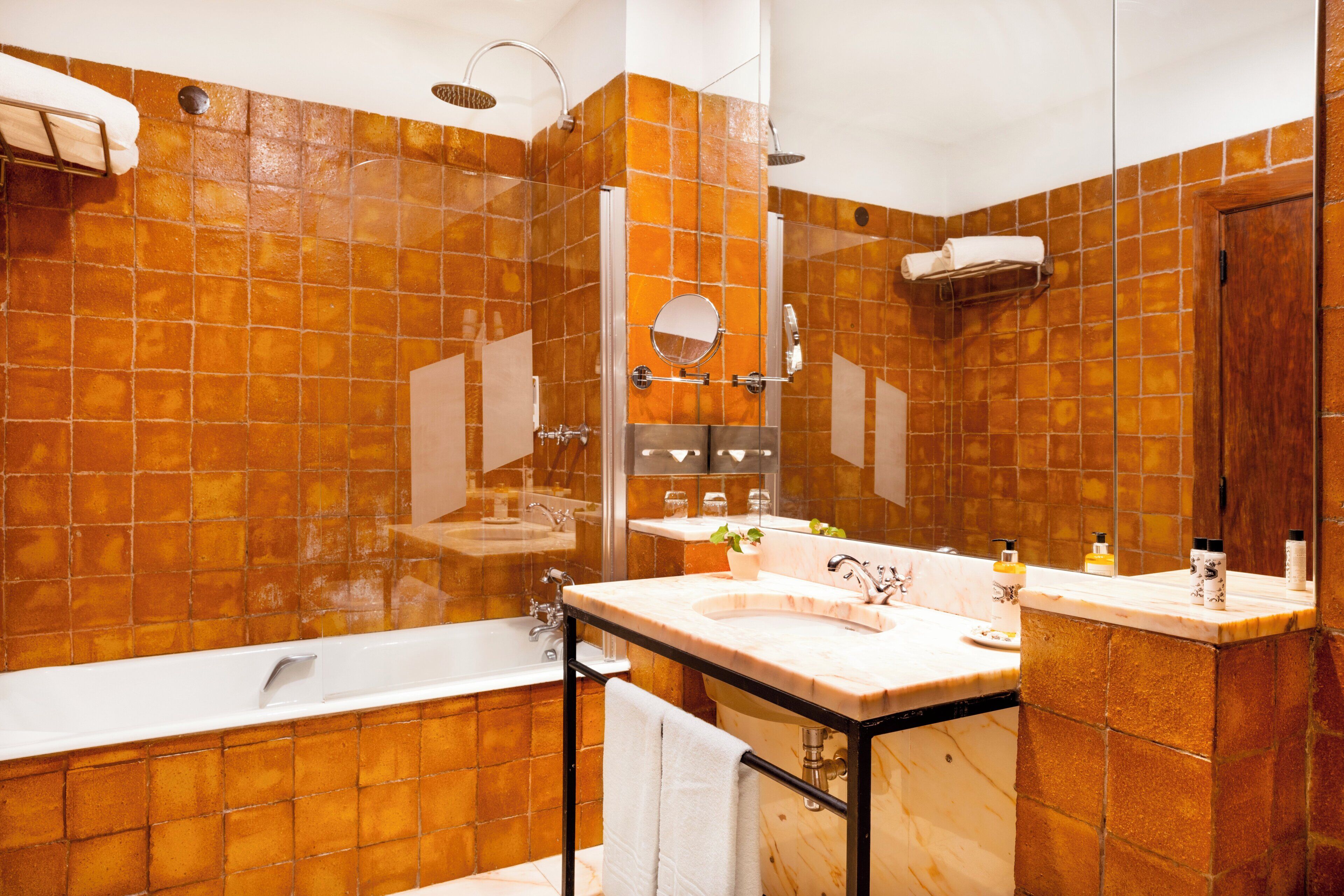 Duschwanne, umweltfreundliche Kosmetikartikel, Haartrockner, Bidet