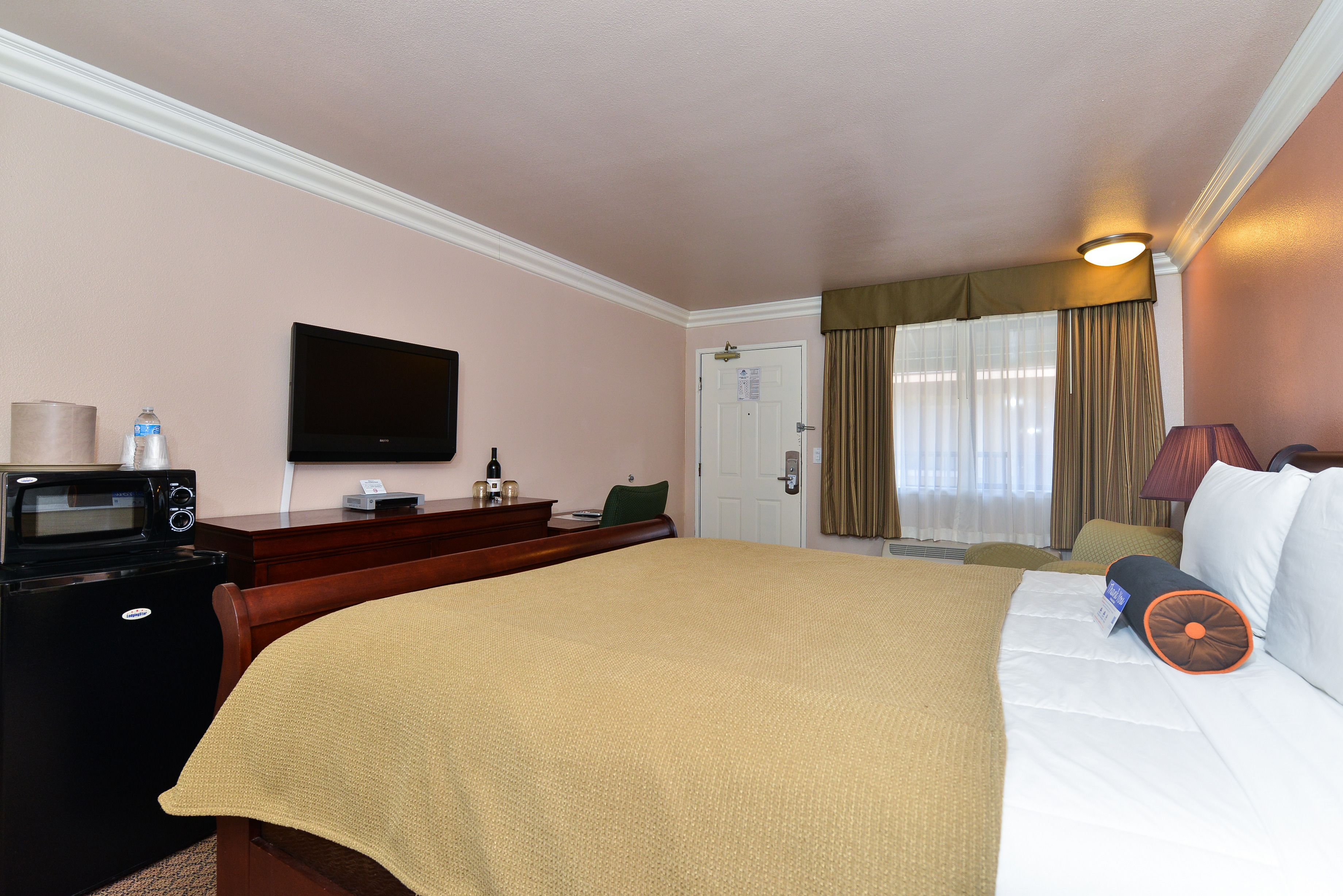 premium bedding, pillow-top beds, in-room safe, desk