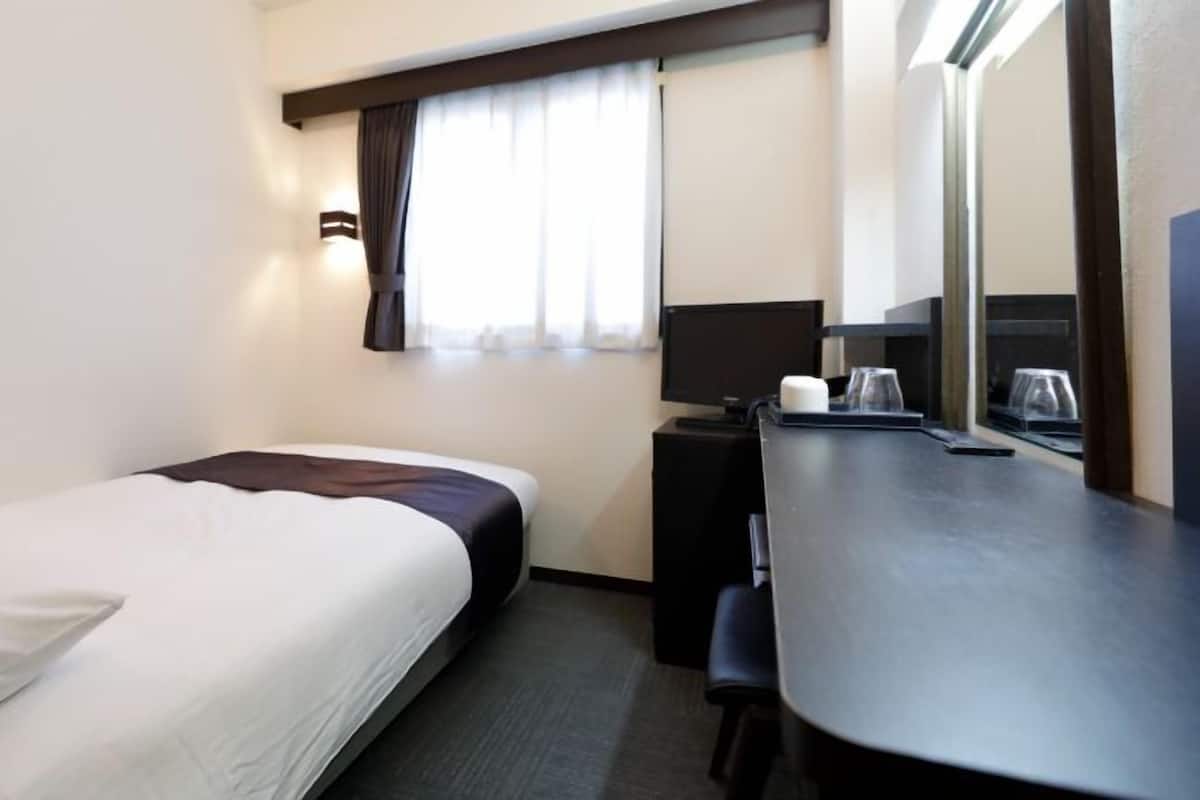 Down comforters, desk, WiFi (free)