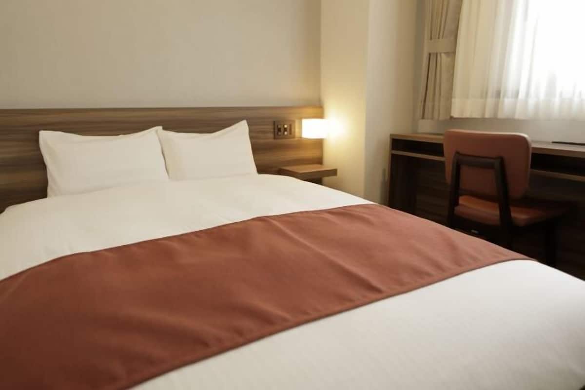 Down comforters, desk, free WiFi
