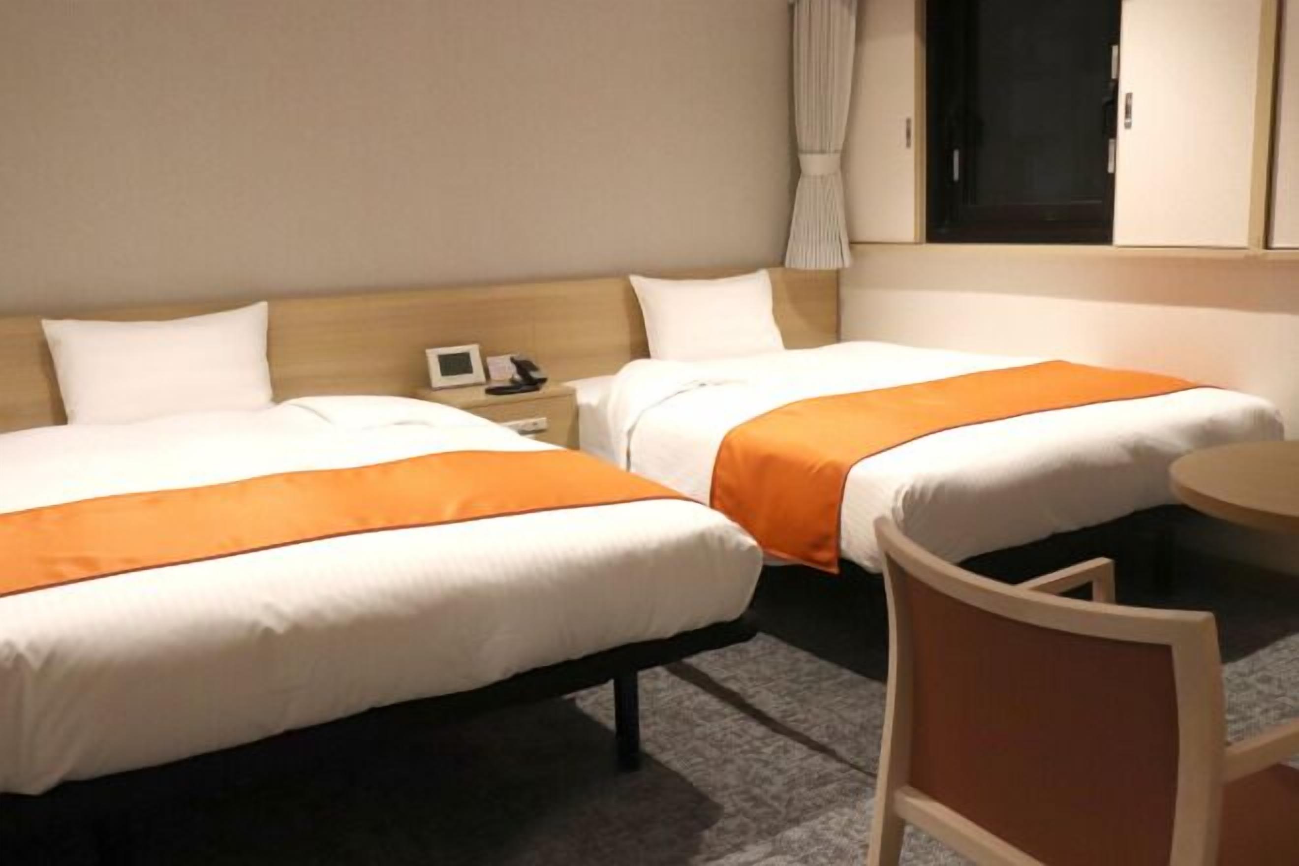 Down duvets, desk, free WiFi