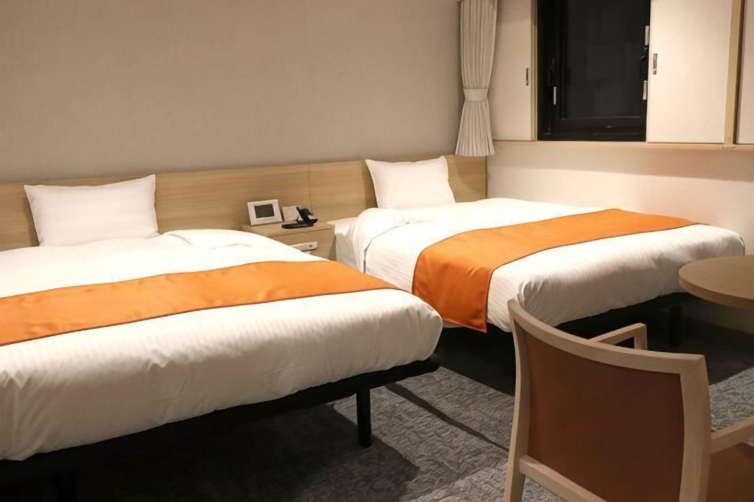 羽绒被、办公桌、免费 WiFi