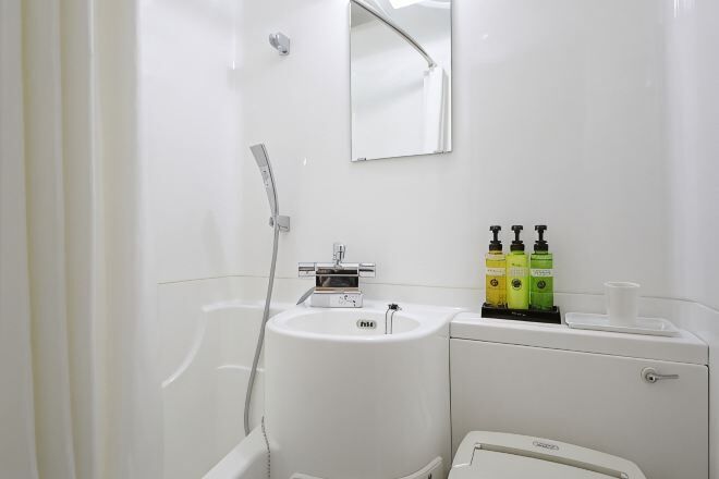 Bañera con ducha, secador de pelo, pantuflas, bidet