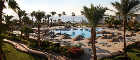 Alberca al aire libre y sombrillas en la alberca