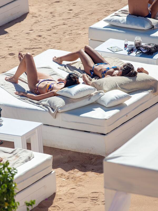 Playa privada, camastros, sombrillas y toallas de playa