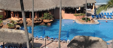 Piscina externa, guarda-sóis