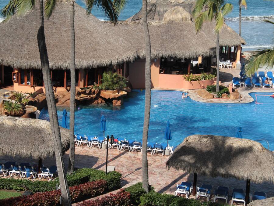 Piscine extérieure, parasols de plage