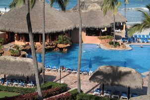 Una piscina al aire libre, sombrillas