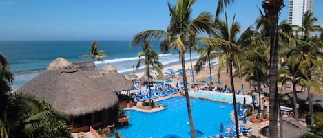 Una piscina al aire libre, sombrillas