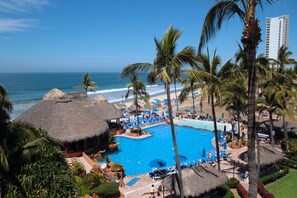 A resort with a swimming pool, beach, and palm trees. - Torres Mazatlan (Mazatlán)