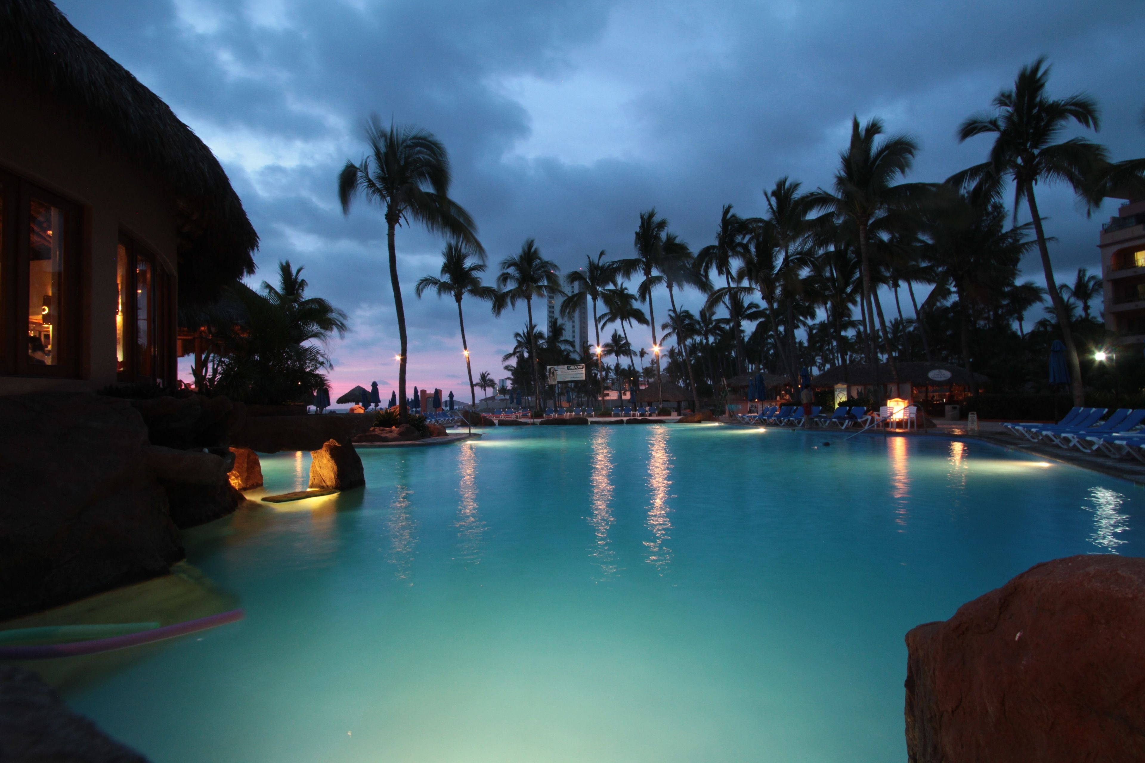 Una piscina al aire libre, sombrillas