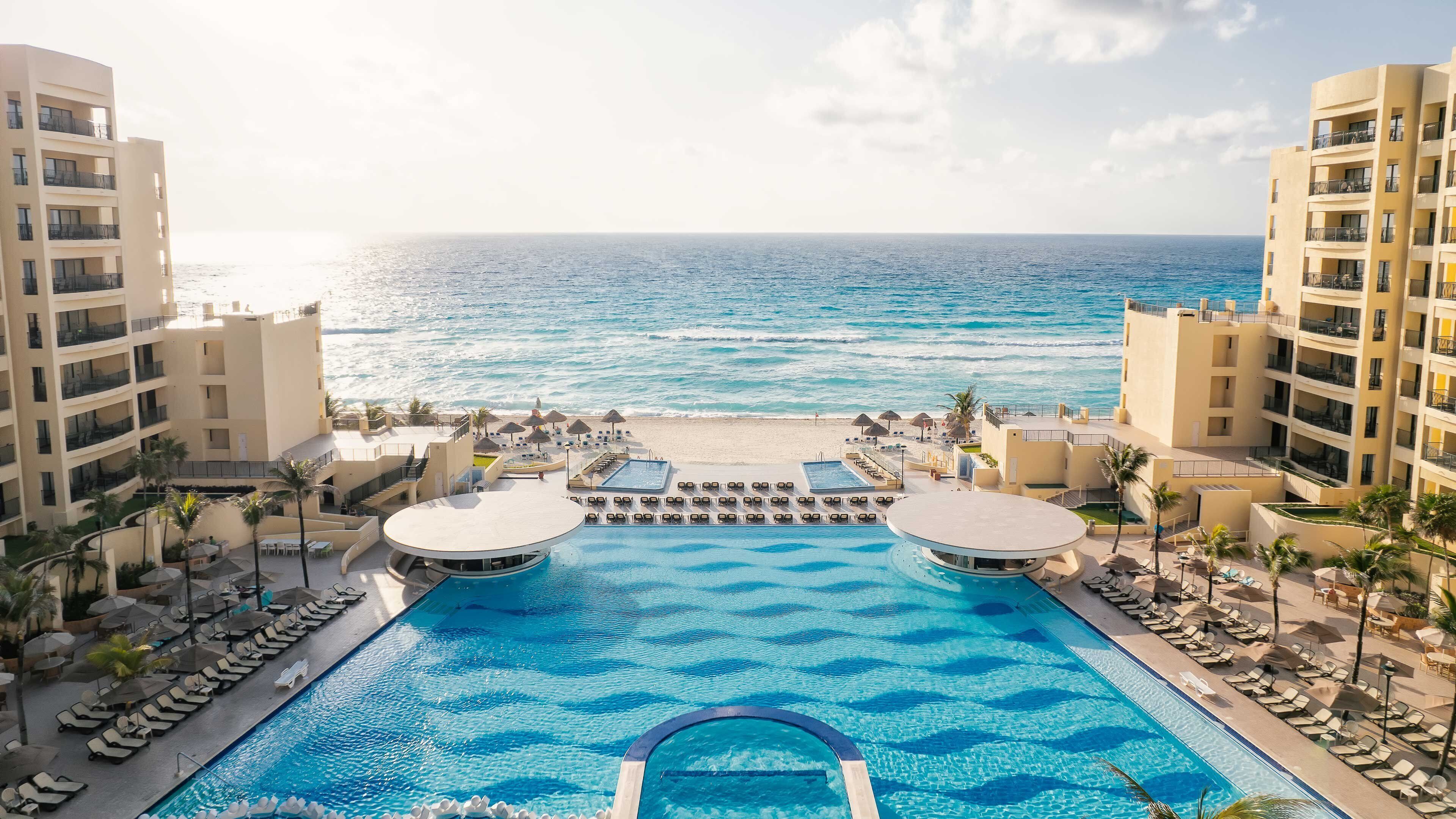 4 outdoor pools, pool umbrellas, pool loungers