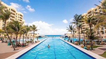 4 piscines extérieures, parasols de plage, chaises longues